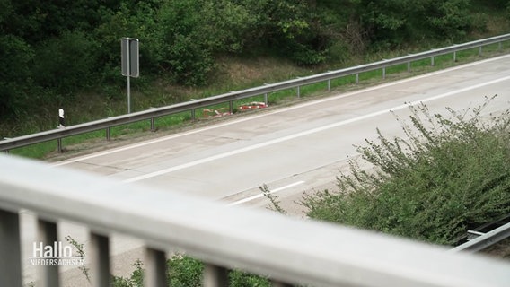 Blick von einer Autobahnbrücke auf die Fahrbahn © Screenshot 