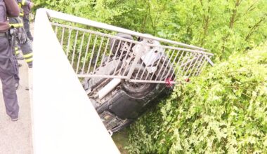 A7-Brücke in Hamburg: Auto durchbricht Geländer, Fahrer flüchtet | NDR.de - Nachrichten