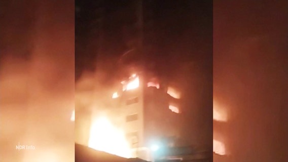 Hochhäuser brennen nach dem Angriff Israels auf den Iran. © Screenshot 