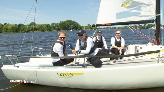Seglerinnen des Helga-Cups im Interview vom Boot nebenan. © Screenshot 