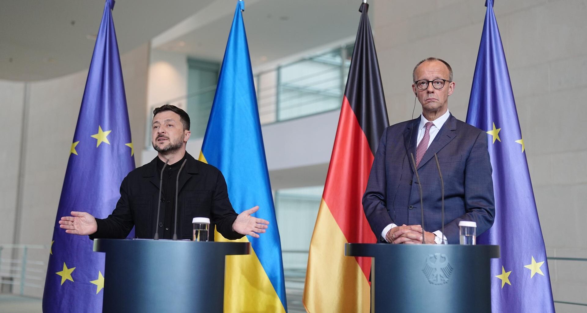 Wolodymyr Selenskyj (l), Präsident der Ukraine, und Bundeskanzler Friedrich Merz (CDU) geben im Bundeskanzleramt nach einem Treffen eine Pressekonferenz.