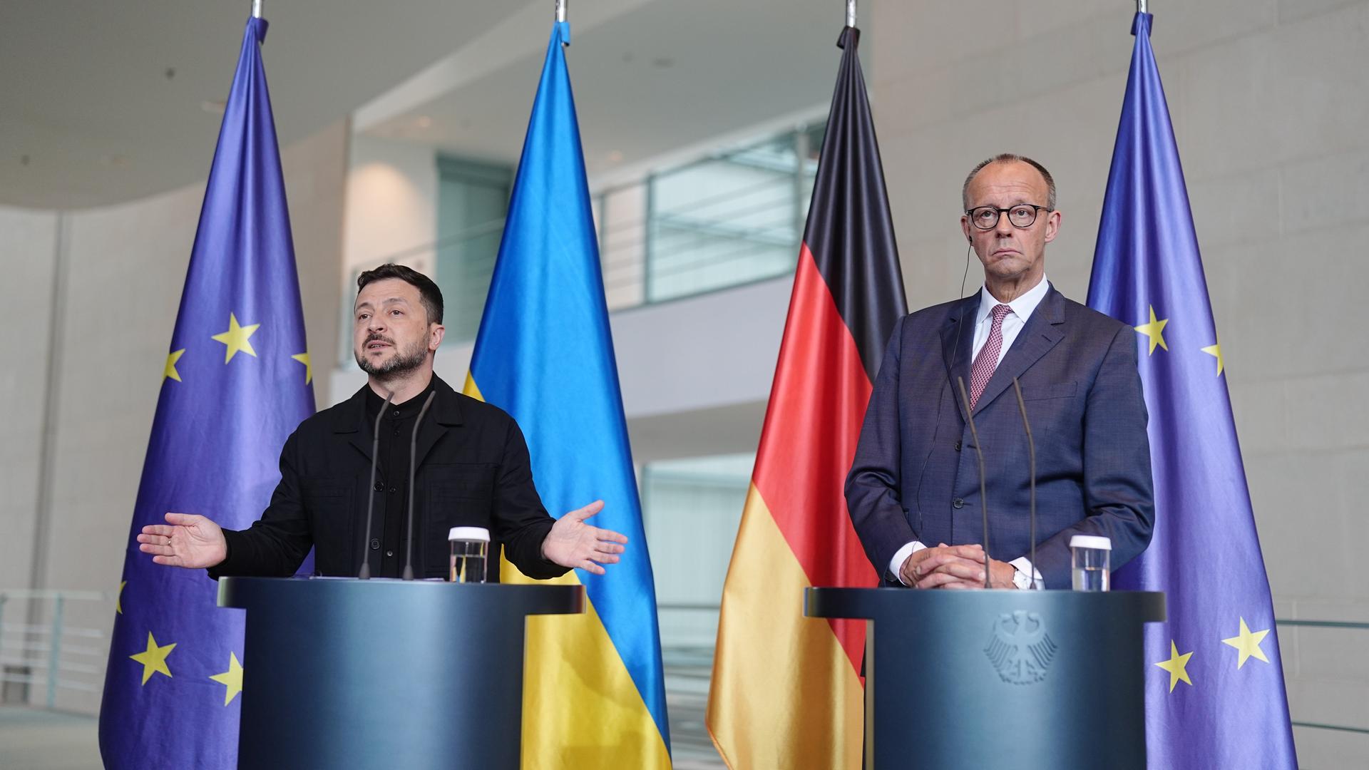 Wolodymyr Selenskyj (l), Präsident der Ukraine, und Bundeskanzler Friedrich Merz (CDU) geben im Bundeskanzleramt nach einem Treffen eine Pressekonferenz. 