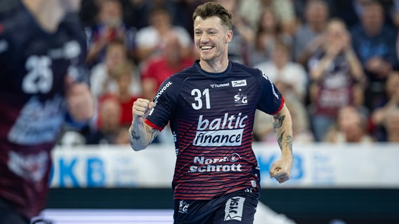 Flensburgs Emil Manfeldt Jakobsen jubelt. © IMAGO / Beautiful Sports 