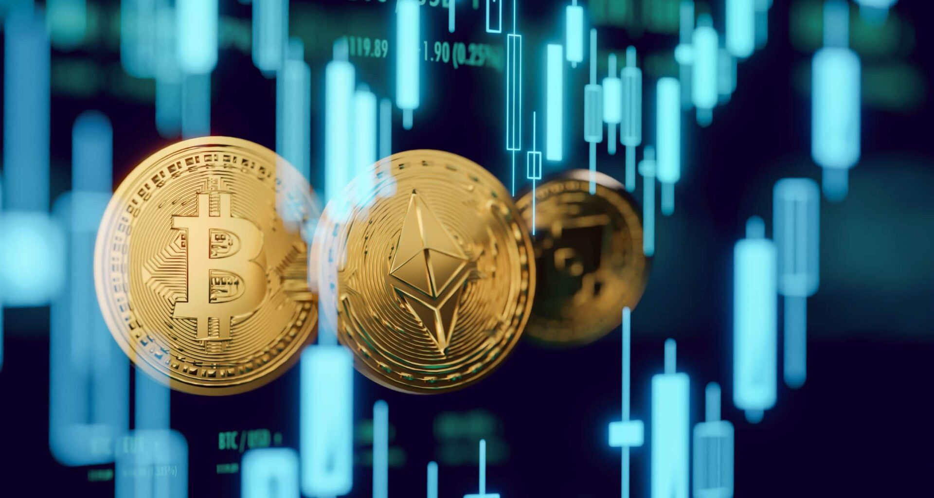 Goldene Bitcoin- und Ethereum-Münzen werden vor einem digitalen Hintergrund mit leuchtenden Finanzgrafiken und Candlestick-Charts dargestellt.