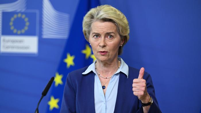 eine Frau vor EU-Fahne im Hintergrund