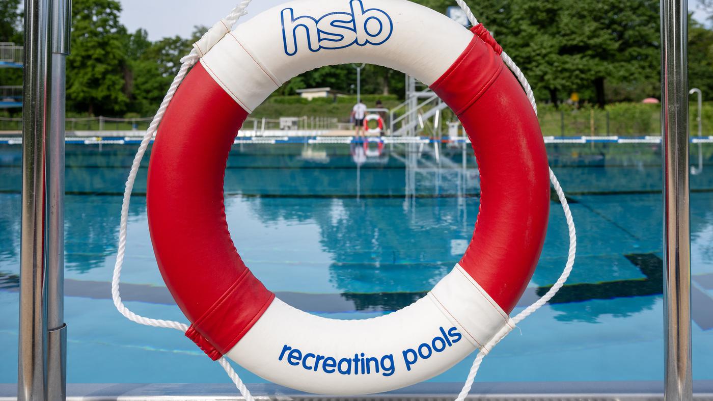 Eine Festnahme im überfüllten Sommerbad Wilmersdorf
