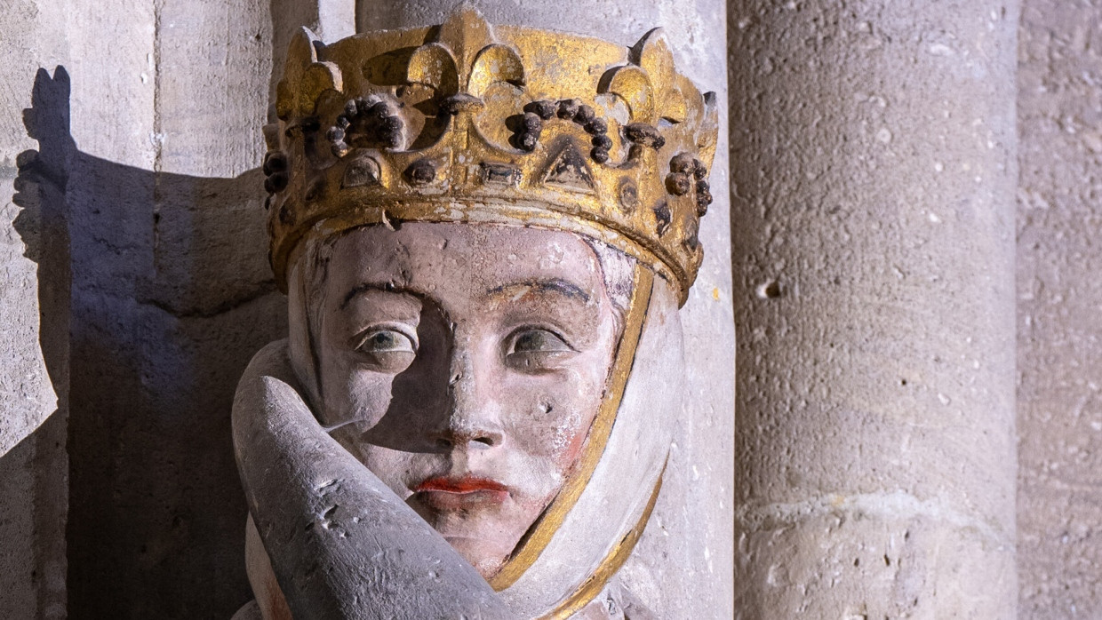 Sie gilt als  „schönste Frau des Mittelalters“, und nicht zufällig heißt eine Frau in Arno Franks Roman wie sie: die Stifterfigur der Uta im  Naumburger Dom
