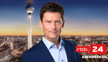 Sascha Hingst vor dem Logo der Abendschau (Quelle: rbb)