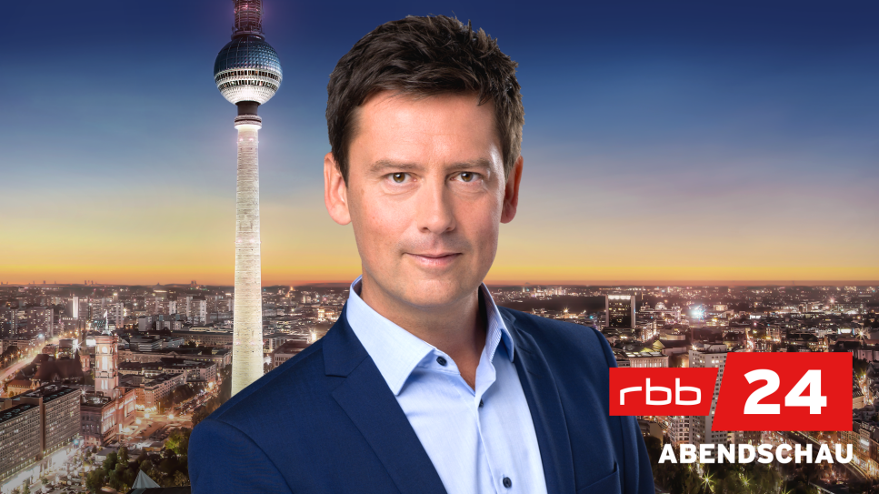 Sascha Hingst vor dem Logo der Abendschau (Quelle: rbb)