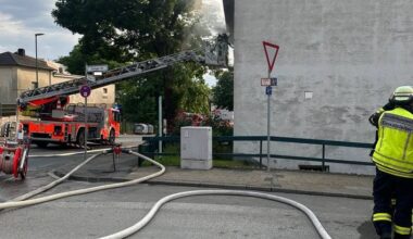 Zimmerbrand in Mehrfamilienhaus - Zwei Personen verletzt.