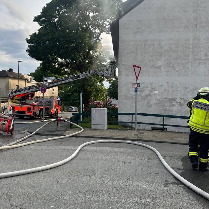 Zimmerbrand in Mehrfamilienhaus - Zwei Personen verletzt.