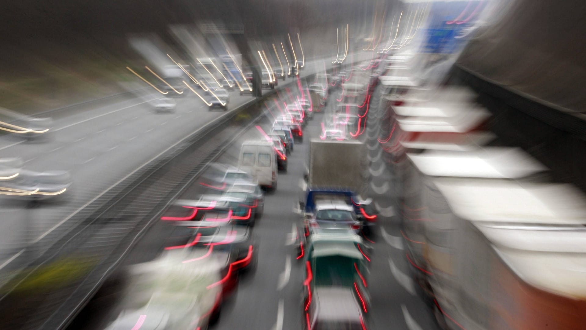 Verkehr auf einer Autobahn in Braunschweig (Symbolfoto): Die Sperrungen dauern mehrere Stunden.