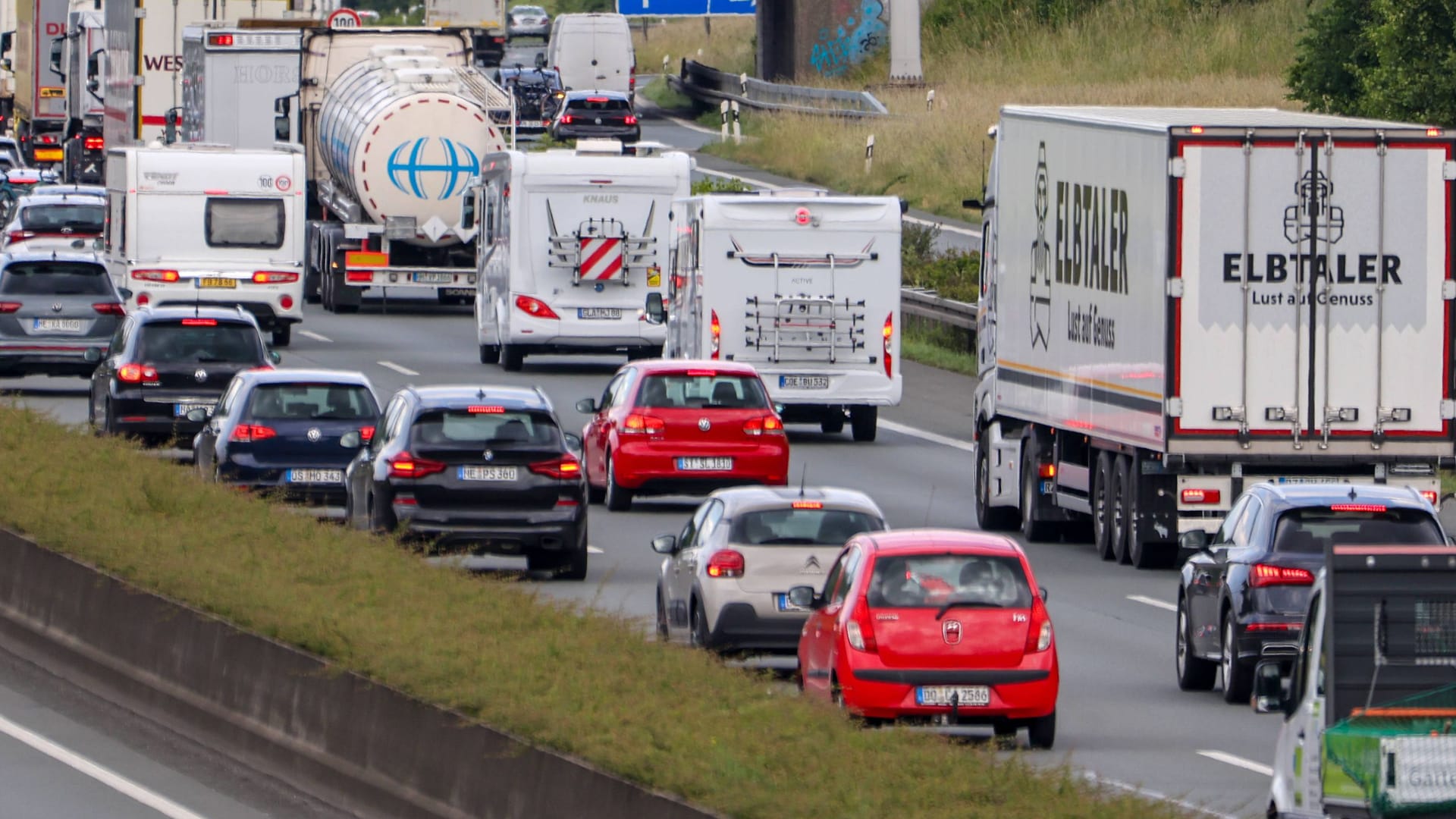 Stau auf der Autobahn (Symbolfoto): Auf der rechten Rheinseite wird am letzten Juni-Wochenende eine Autobahn gesperrt.
