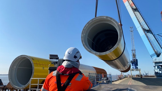 Ein Stahlrohr für den Windpark Baltic Power in Polen wird verladen. © NDR Foto: Peter Becker