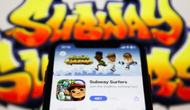Ein Handy zeigt die App "Subway Surfers" im Hintergrund ist der Schriftzug des Spiels zu sehen.