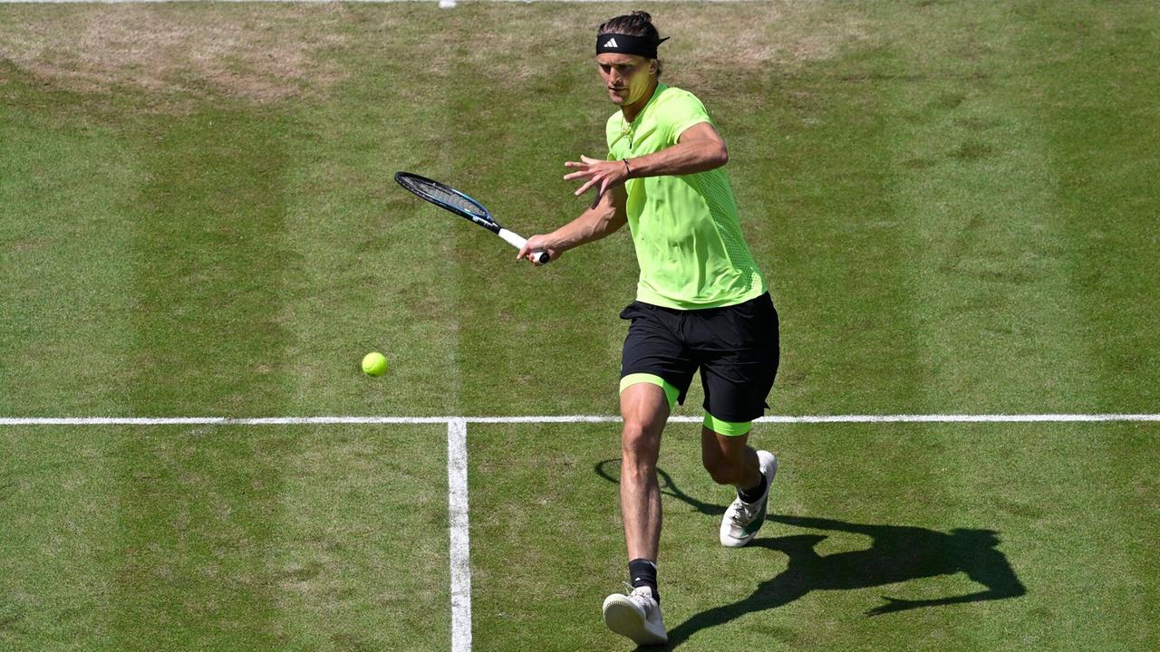 ATP-Turnier in Stuttgart: Auftakterfolg auf Rasen - Zverev zieht ins Viertelfinale ein