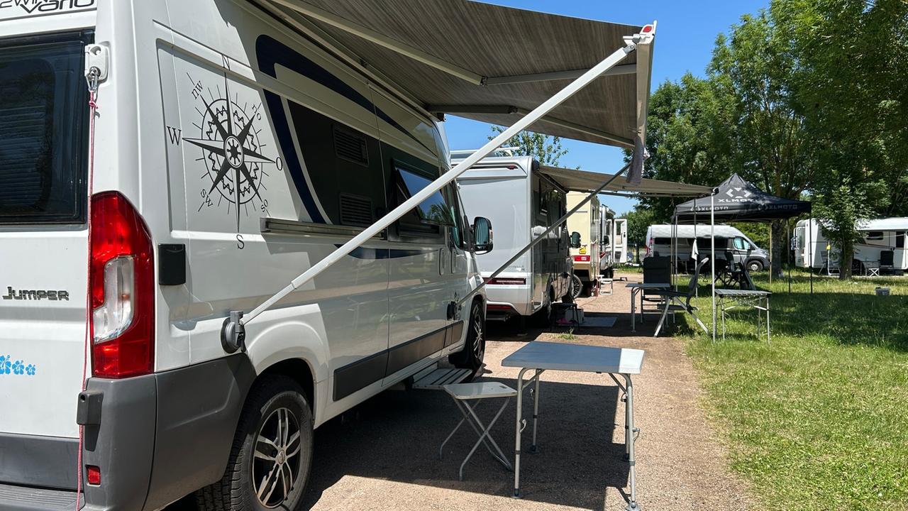 Baden-Württemberg: Camper-Community: Wohnmobilbrand in Karlsruhe sorgt für Gesprächsstoff