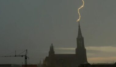 Baden-Württemberg: Nach Blitzeinschlag: Riesige Magnetfelder lassen Technik im Ulmer Münster runterfahren