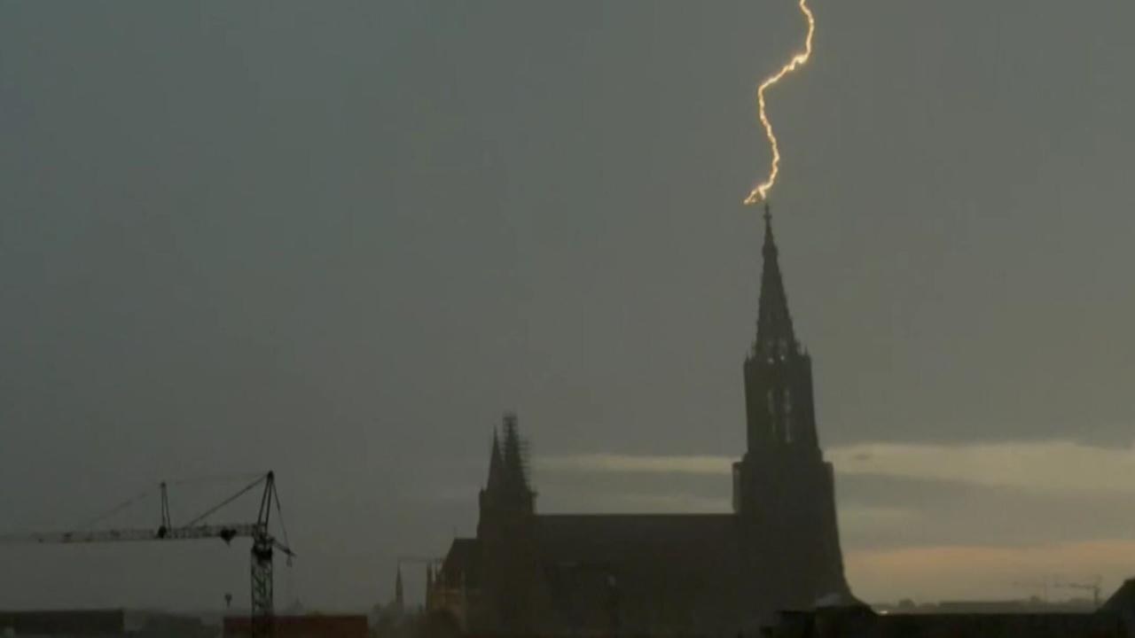 Baden-Württemberg: Nach Blitzeinschlag: Riesige Magnetfelder lassen Technik im Ulmer Münster runterfahren