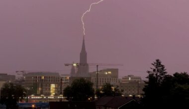 Baden-Württemberg: Ulmer Münster nach Unwetter in BW beschädigt: Starkregen in der Nacht zum Montag erwartet