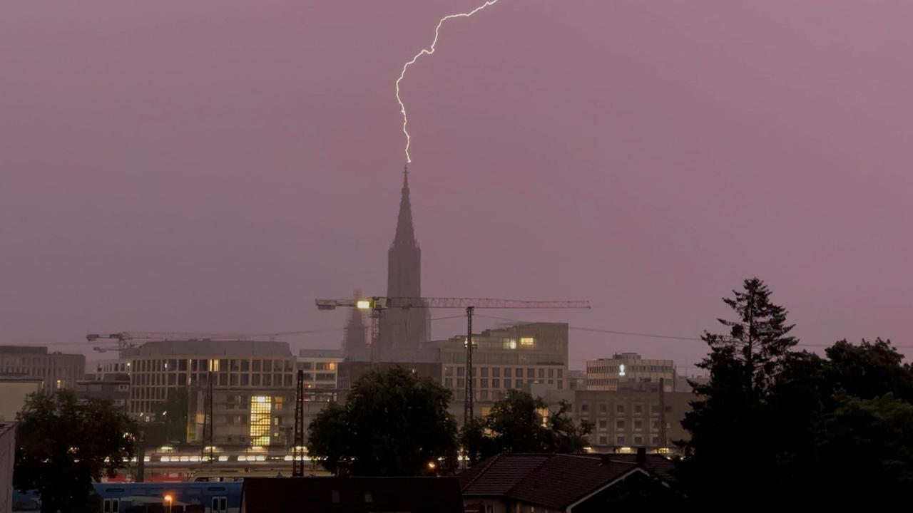Baden-Württemberg: Ulmer Münster nach Unwetter in BW beschädigt: Starkregen in der Nacht zum Montag erwartet