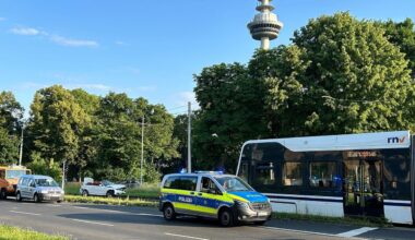 Baden-Württemberg: Mannheim: Straßenbahn stößt mit Auto zusammen - Fahrer verletzt