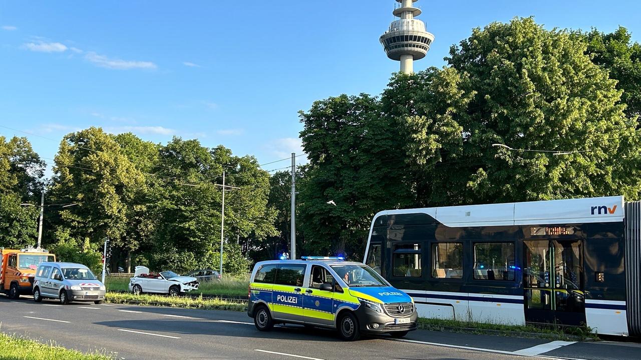 Baden-Württemberg: Mannheim: Straßenbahn stößt mit Auto zusammen - Fahrer verletzt