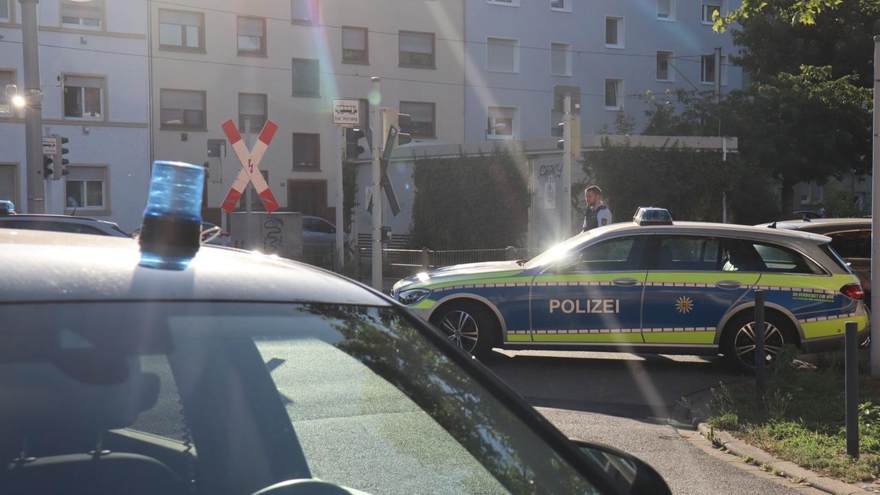 Baden-Württemberg: Großeinsatz der Polizei in Mannheim: Frau bedroht Personen und wird festgenommen