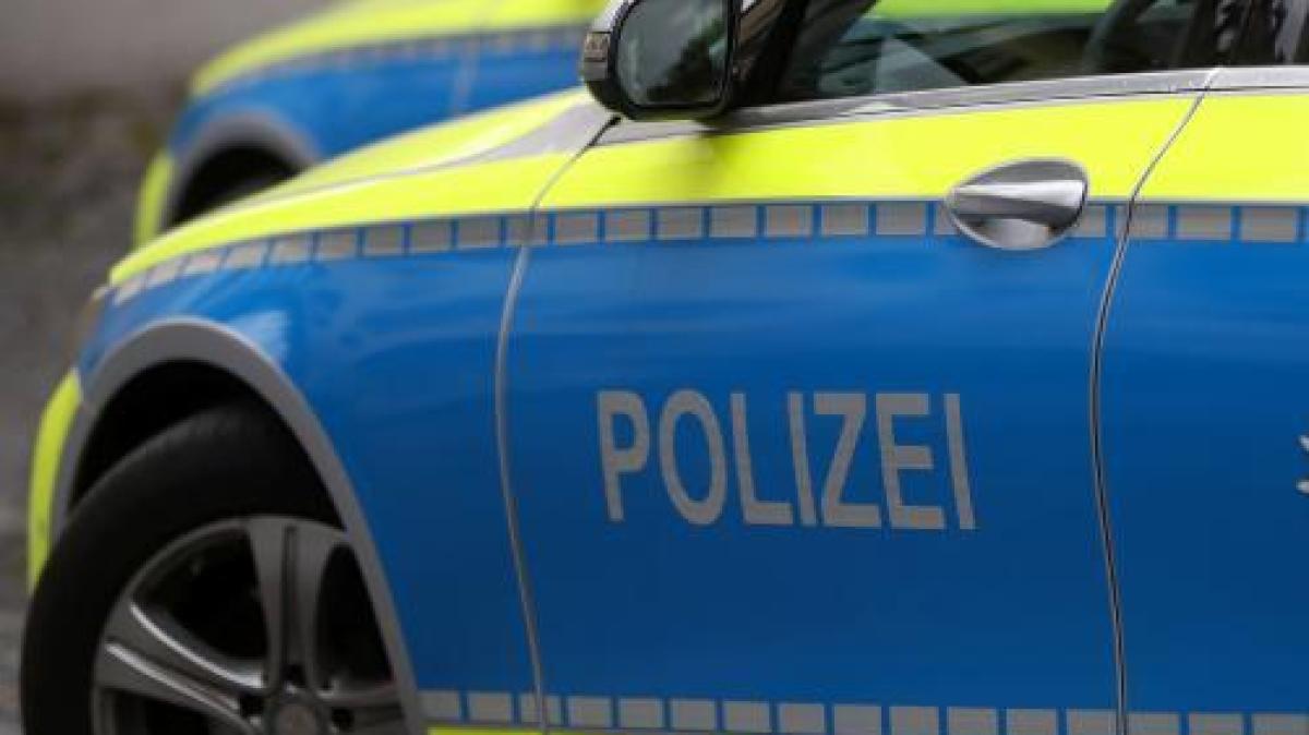 Mann attackiert Senior und Kleinkind auf offener Straße