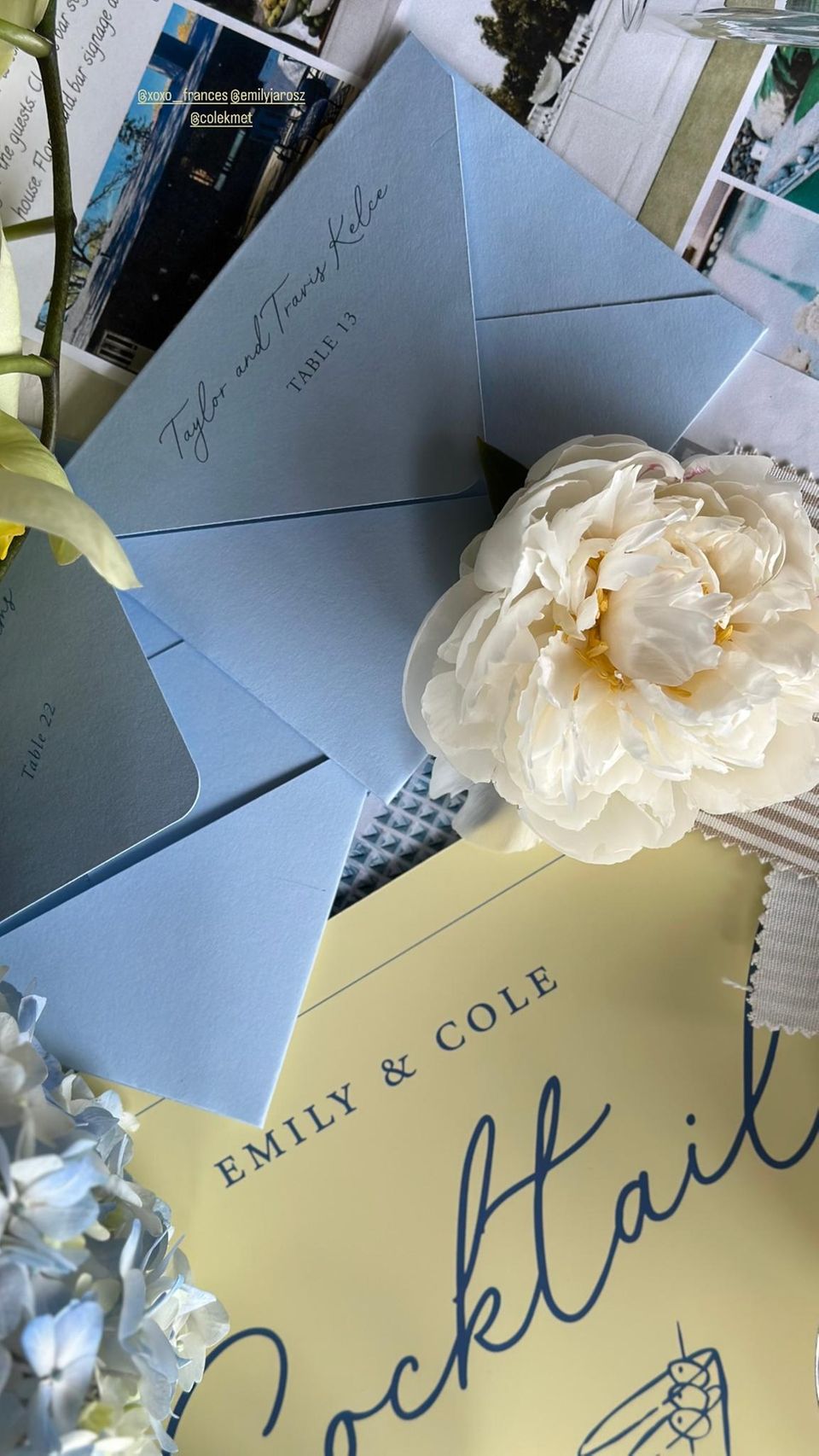Wurde mit diesem Umschlag die heimliche Hochzeit von Taylor Swift und Travis Kelce aufgedeckt?