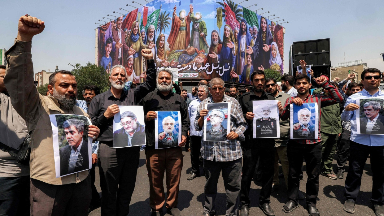 Teheran: Demonstranten zeigen Bilder der bei isrealischen Angiffen Mitte Juni getöteten Militärs und Atomwissenschaftler.