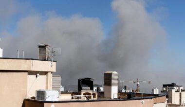 Rauch und Qualm steigen über Irans Hauptstadt Teheran auf