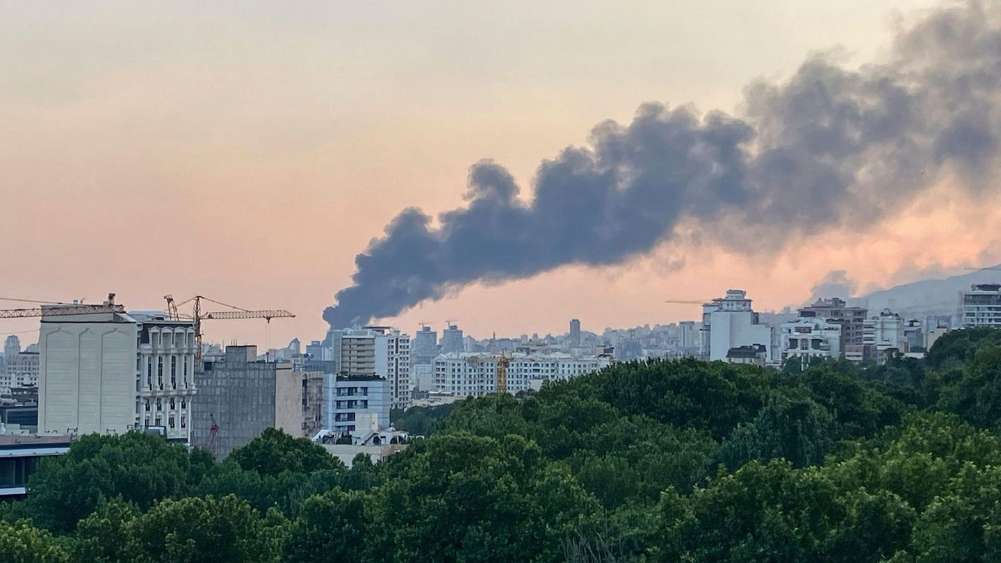 Rauch steigt über der iranischen Hauptstadt Teheran auf