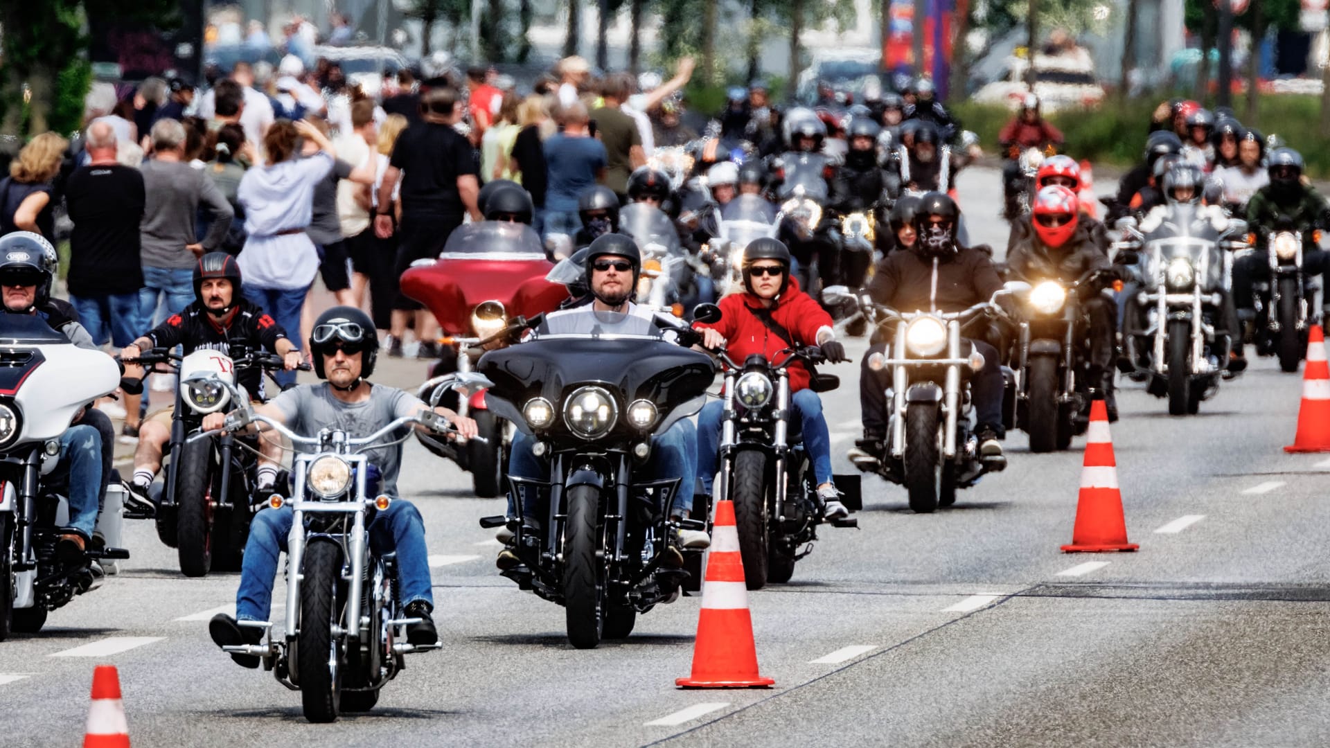 Teilnehmer der Hamburg Harley Days: Auf Europas größtes innerstädtisches Biker-Treffen fuhren Tausende Teilnehmer mit.