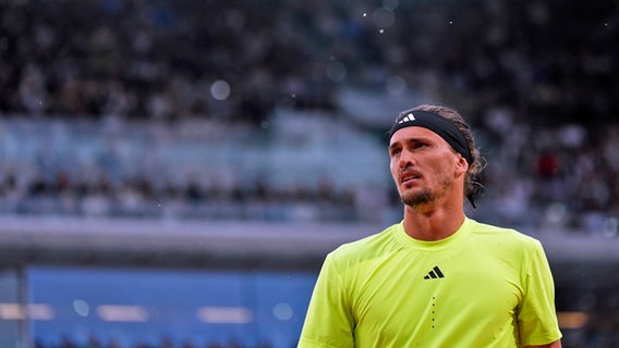 Alexander Zverev (l.) gegen Novak Djokovic © picture alliance / ASSOCIATED PRESS | Lindsey Wasson 