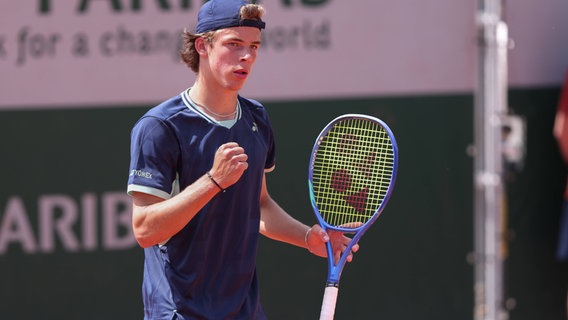 Niels McDonald ballt auf dem Court in Paris die Faust. © IMAGO / Hasenkopf Foto: Jürgen Hasenkopf
