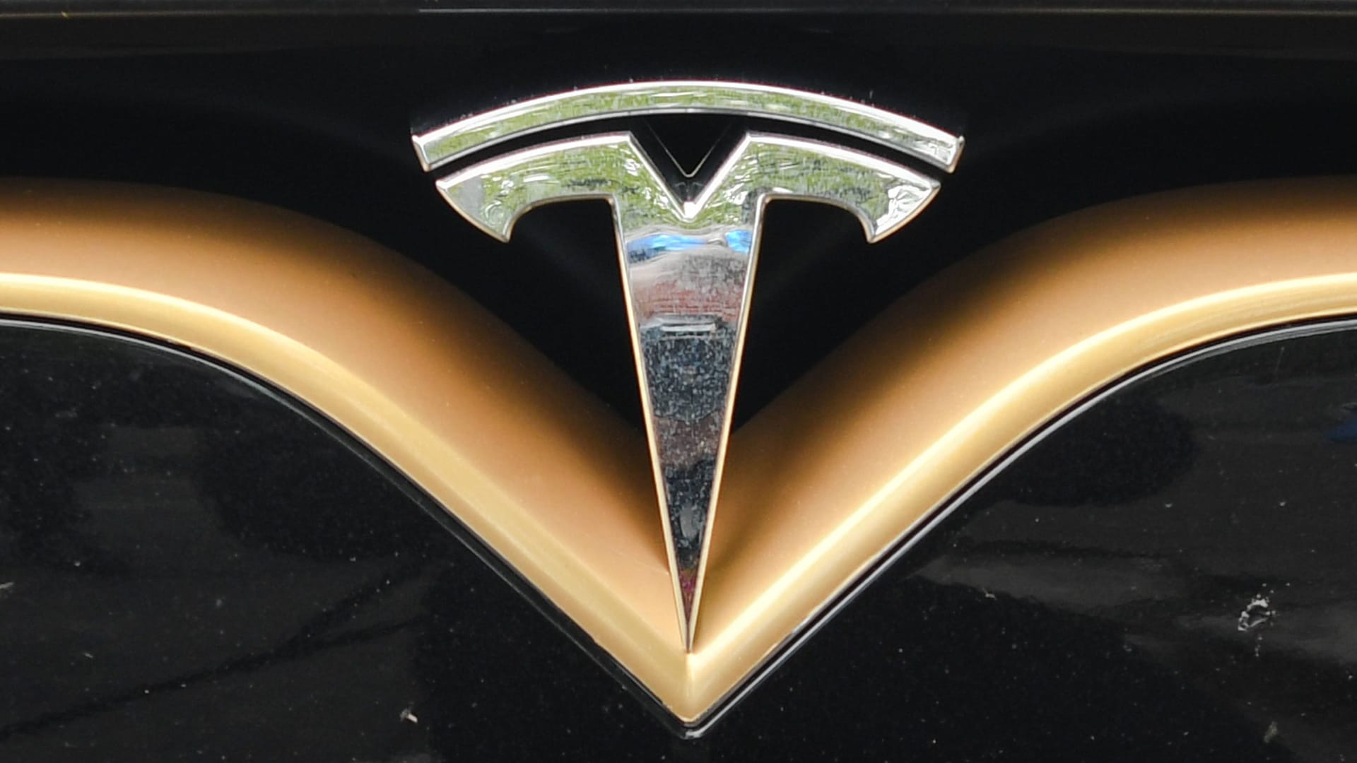 Tesla-Logo auf dem Kühlergrill eines Elektroautos (Symbolbild).