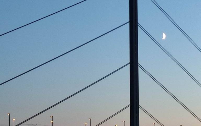 Die Theodor-Heuss-Brücke im Abendlicht.