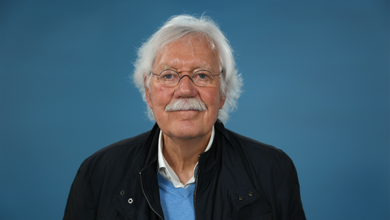 Carlo von Tiedemann vor neutralem Hintergrund. © NDR Foto: Lydia Strang
