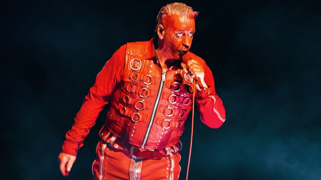 Till Lindemann wirft Fische ins Publikum, Fans sind gespalten