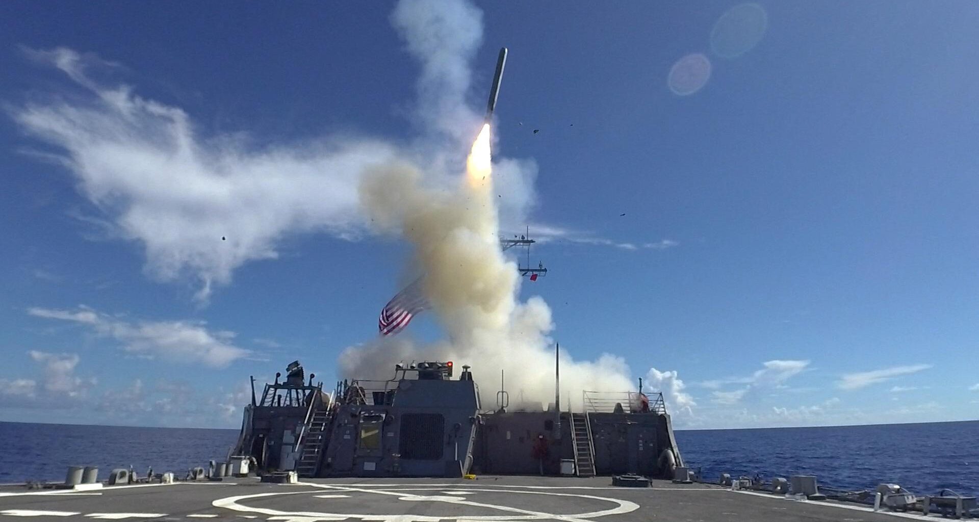 Eine US-Marschflugkörper vom Typ Tomahawk wird von einem Flugzeugträger aus gestartet.