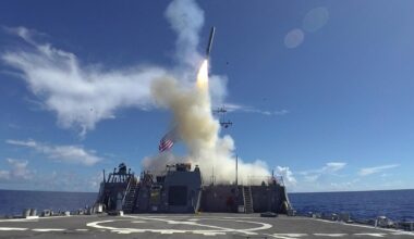 Eine US-Marschflugkörper vom Typ Tomahawk wird von einem Flugzeugträger aus gestartet.