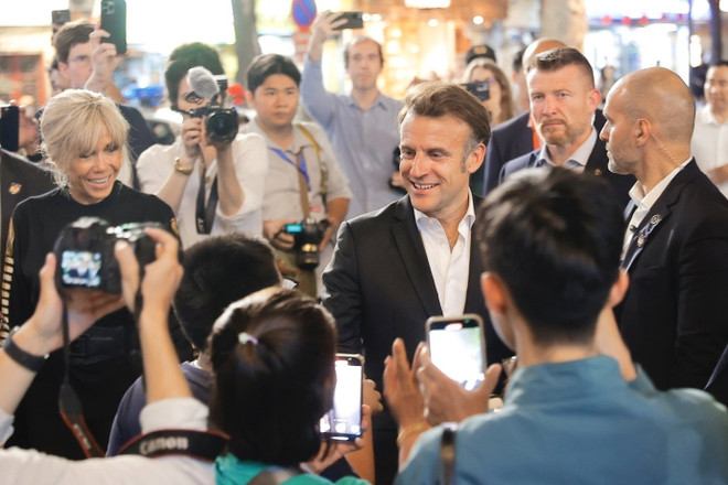 Der französische Präsident Emmanuel Macron und seine Frau, die Vizepräsidentin von Hanoi, 8056228-4.jpg
