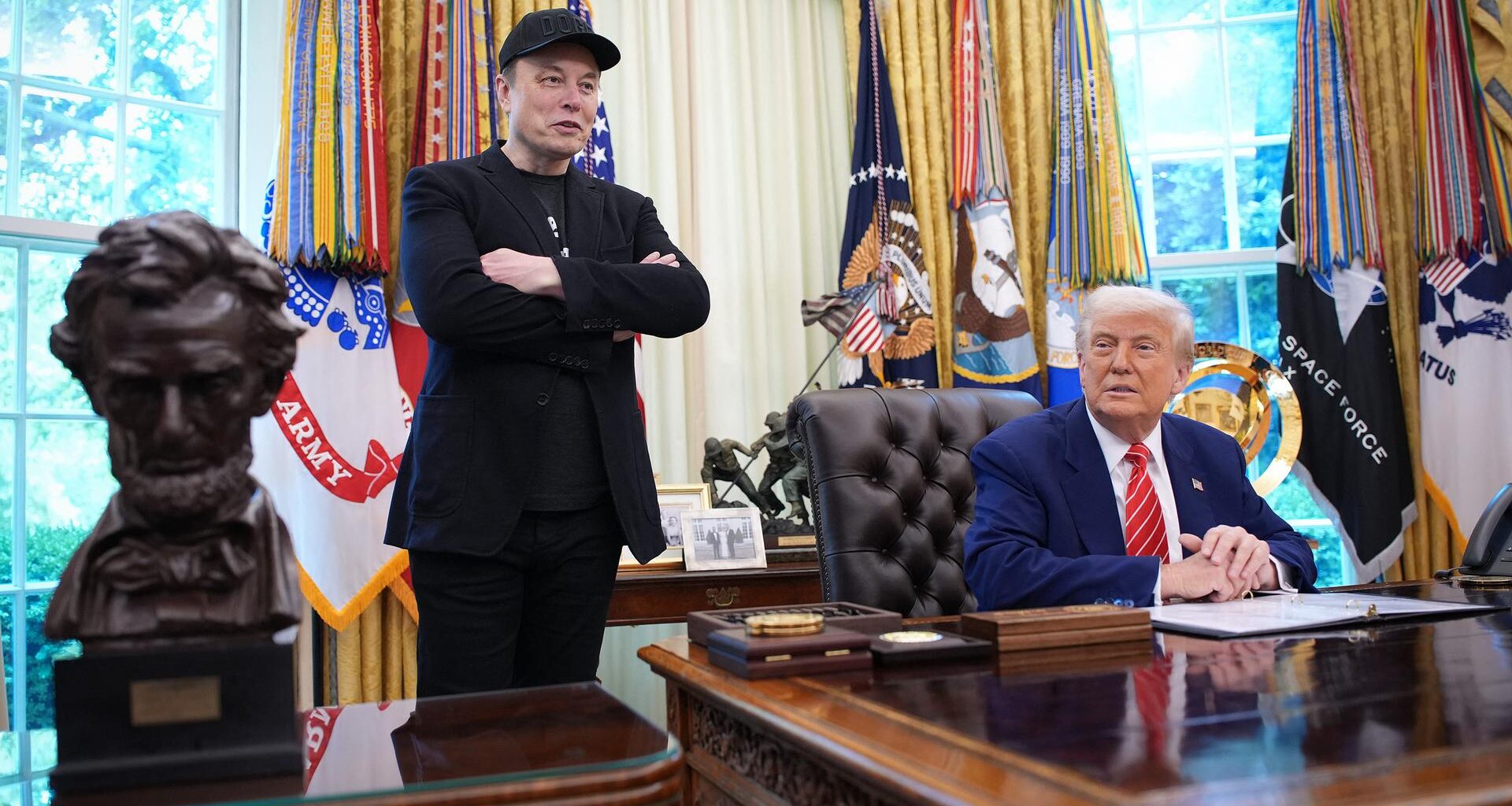 Das Foto zeigt US-Präsident Trump und den Milliardär Elon Musk im Oval Office des Weißen Hauses.
