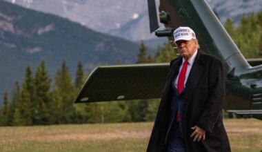 Donald Trump vor einem Militär-Hubschrauber. Er läuft.