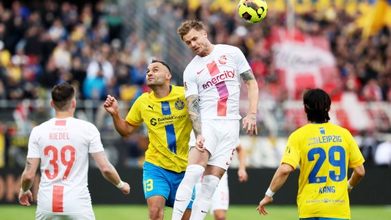 Dominic Minz (2.v.r./TSV Havelse) und Djamal Ziane (Lok Leipzig) kämpfen um den Ball. © IMAGO / Picture Point 