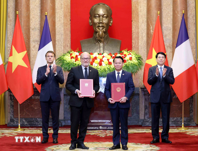 ttxvn-vietnamesischer Präsident Luong Cuong und französischer Präsident Emanuel Macron treffen sich zu einer Kooperationsveranstaltung am 26.10.jpg