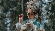 Szene aus dem Film "The Ugly Stepsister": Eine kostümierte Frau mit eisernem Nasenschutz © capelight pictures Foto: Lukasz Bak