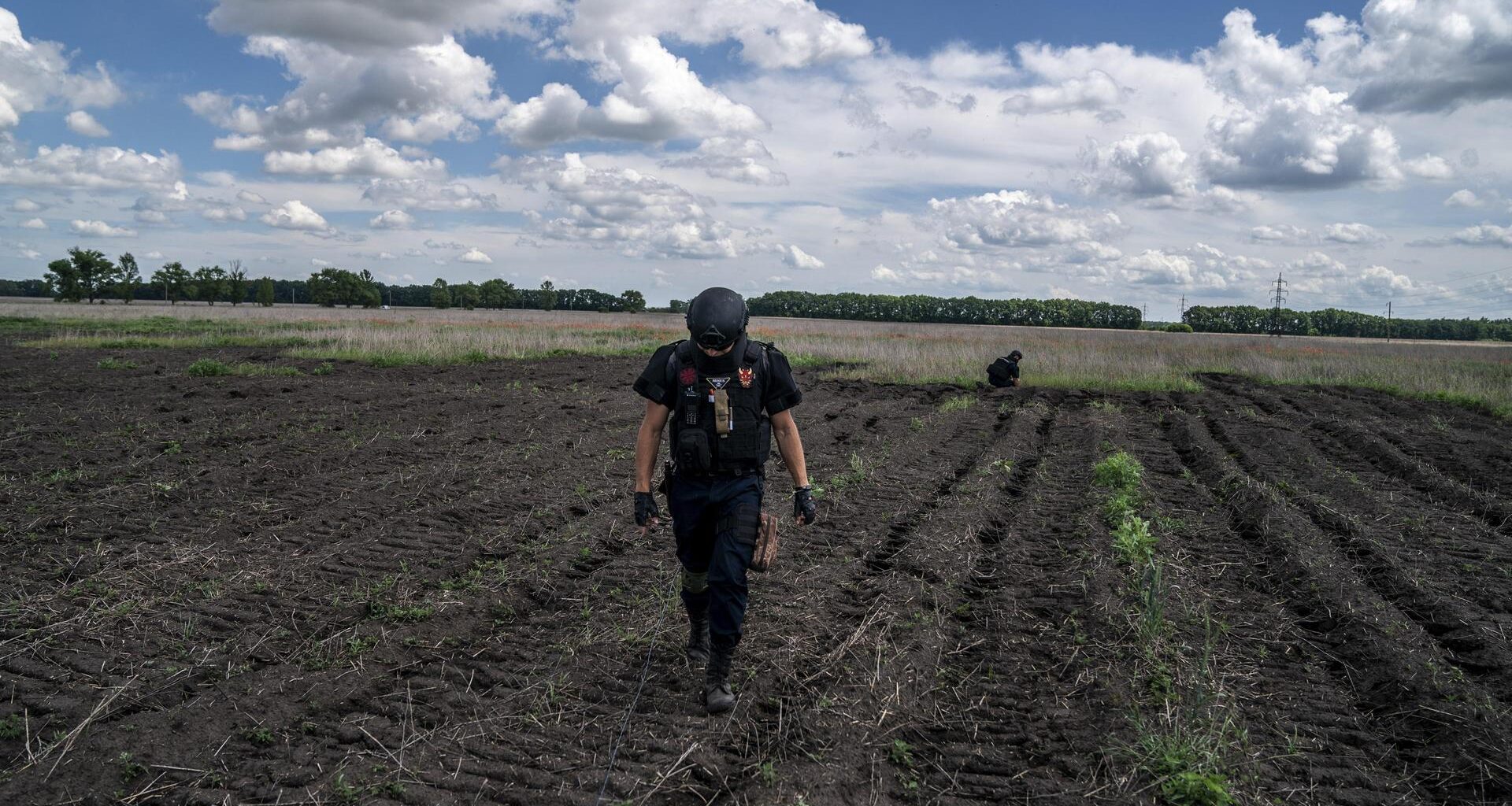 Ein Entminungsteam führt Kontrollen auf einem landwirtschaftlichen Feld in der Nähe von Charkiw vor.