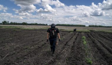 Ein Entminungsteam führt Kontrollen auf einem landwirtschaftlichen Feld in der Nähe von Charkiw vor.